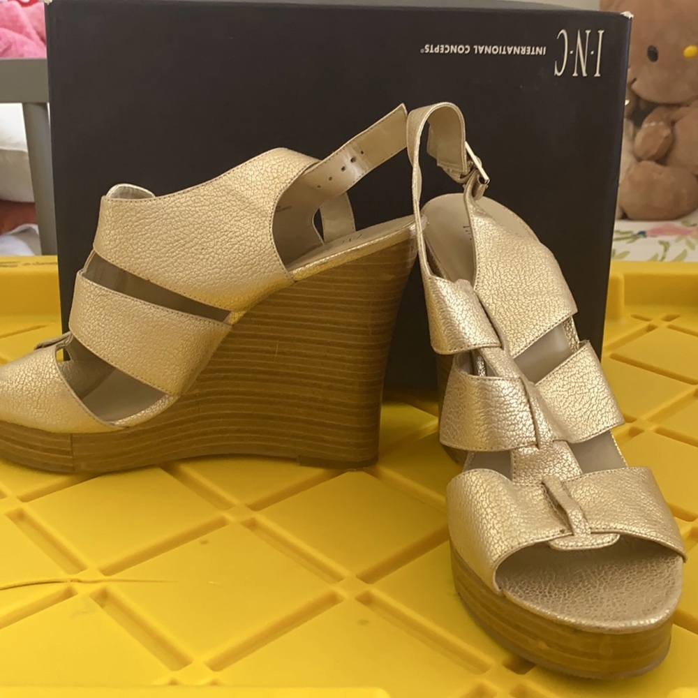 Gold wedges